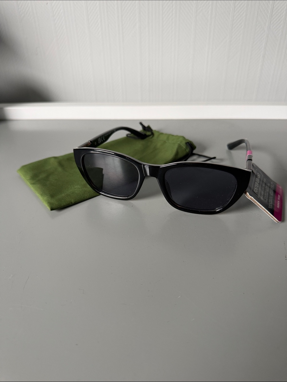 Foster Grant Woman Sunglasses Brand New with Cloth case